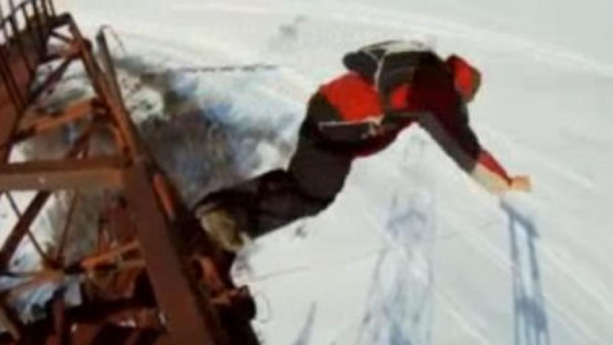 A pariat totul pe o singură săritură şi căzut în gol de la 120 de metri. Vezi păţania unui pasionat de sporturi extreme din Rusia