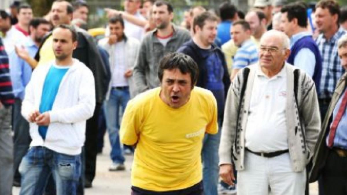 aproximativ 150 de craioveni au protestat scandand nu va fie frica ca basescu pica