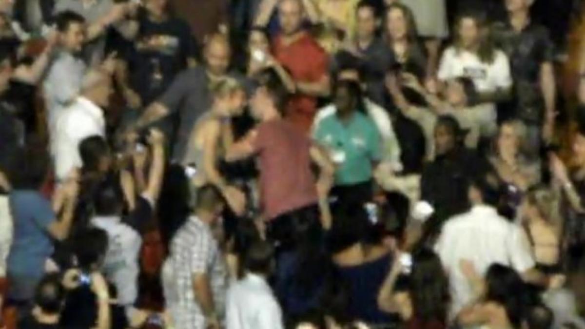 Chris Martin kisses Gwyneth in front of thousands of fans