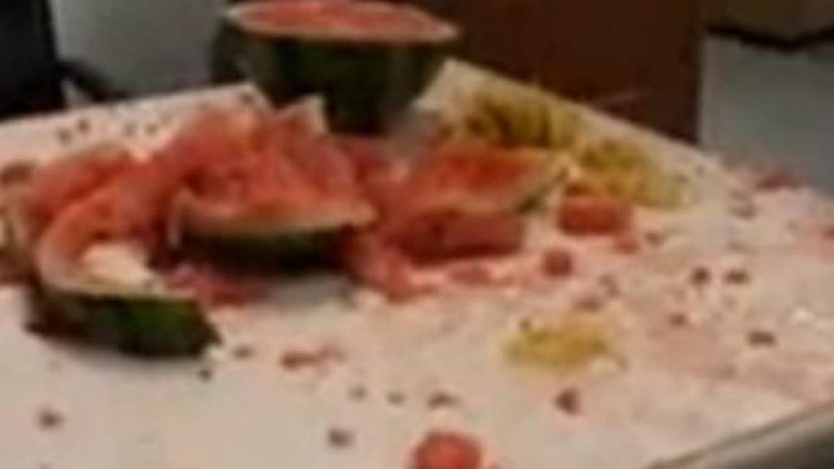 uite ce face plictiseala din trei tineri cum se provoaca explozia unui pepene