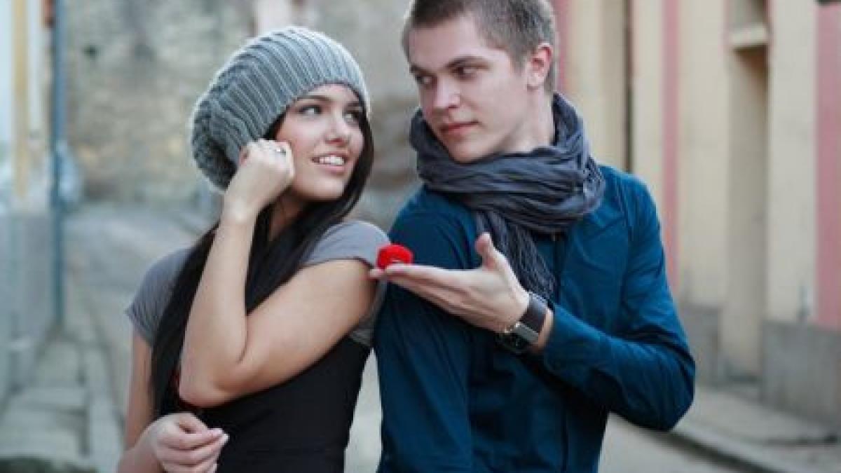 s au folosit de dragoste pentru a pacali politia vezi ce faceau doi tineri in timp ce se sarutau