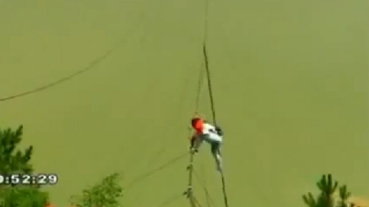 A căzut de la 200 de metri înălţime şi a scăpat fără o zgârietură. Ce a făcut acrobatul chinez