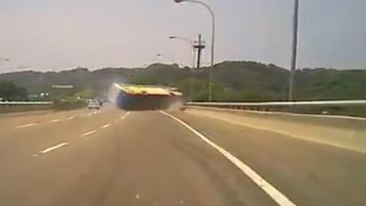 accident spectaculos soldat cu un mort si 15 raniti pe o sosea din taiwan