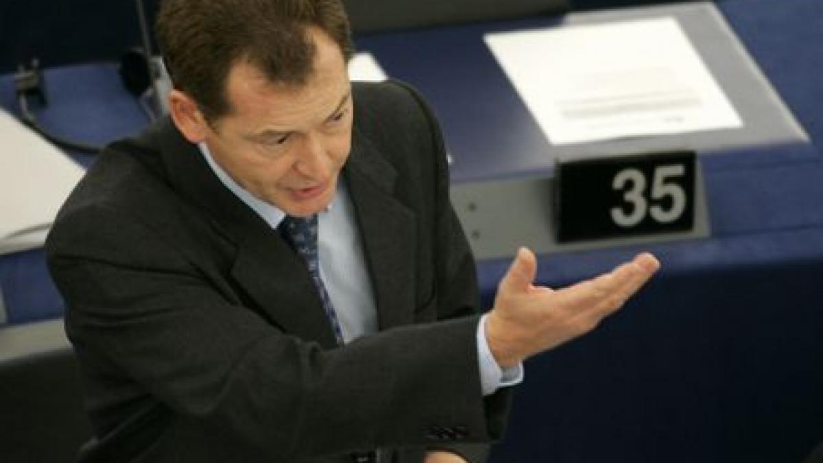 Graham Watson deplânge "ipocrizia" liderilor PPE: E de ajuns să priveşti ultimele numiri în CC pentru a înţelege că Băsescu a politizat această instituţie