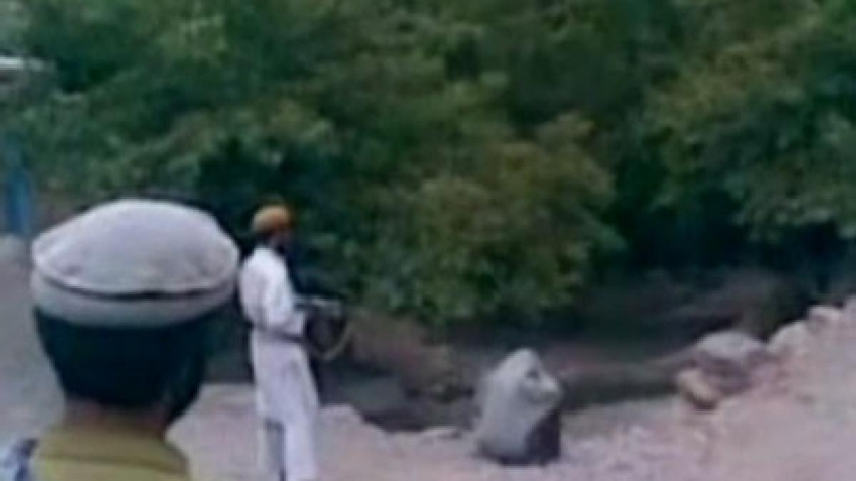 imagini socante o femeie este executata de talibani in prezenta a peste 150 de oameni