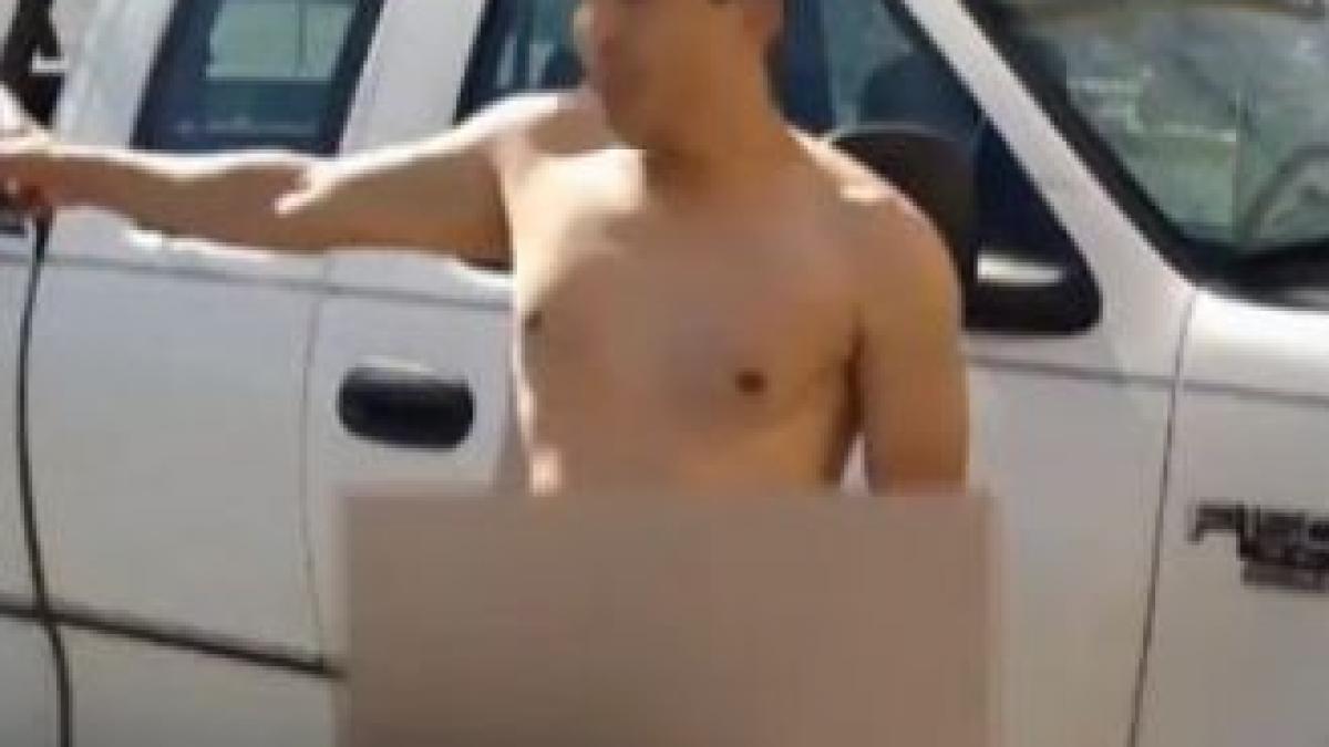 a vrut sa iasa din tipare un roman a intrat intr o farmacie din milano gol pusca