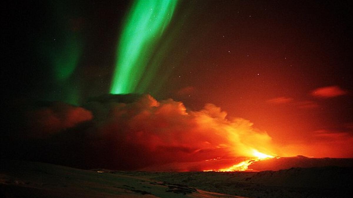 imaginea care iti va taia respiratia cand cerul si pamantul se unesc in flacari