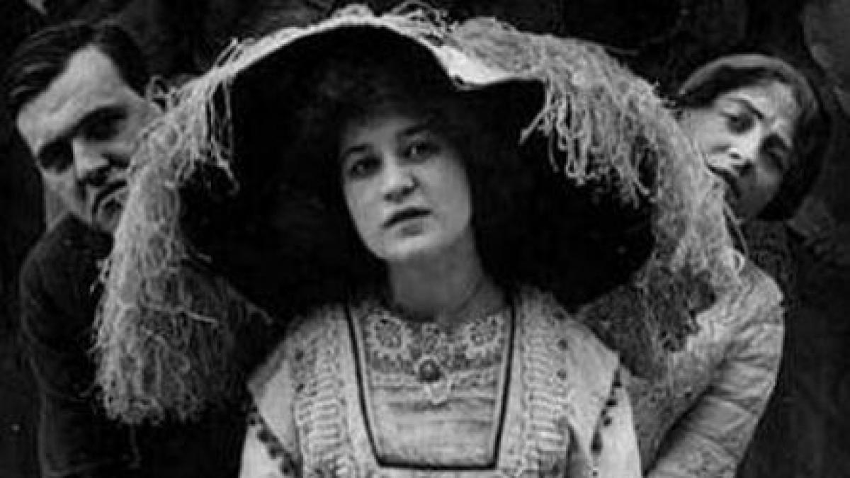 ti ar placea sa stai in spatele ei la cinema afisele din secolul trecut care ar fi binevenite si in