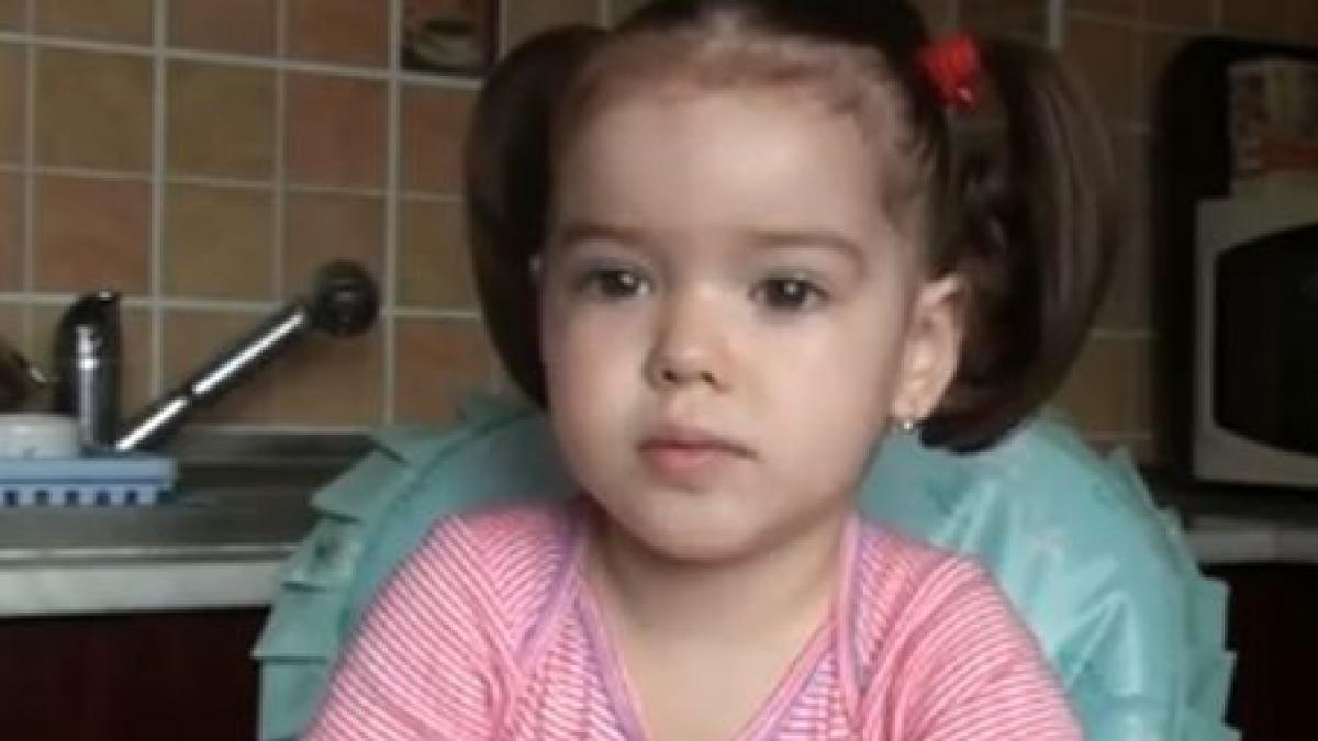 da clasa liceenilor picati la bac o fetita de nici trei ani recita tot luceafarul