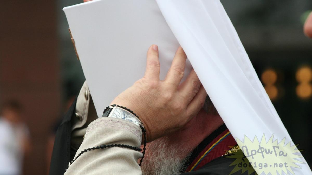 imaginea care arunca biserica ortodoxa intr un nou scandal sunt condusi cu totii de ochiul