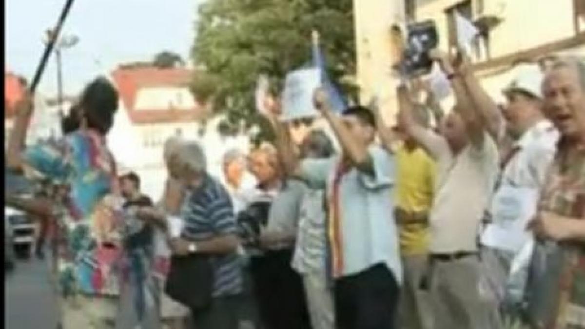 protest in fata sediului de campanie al lui basescu daca te tine baie de multime