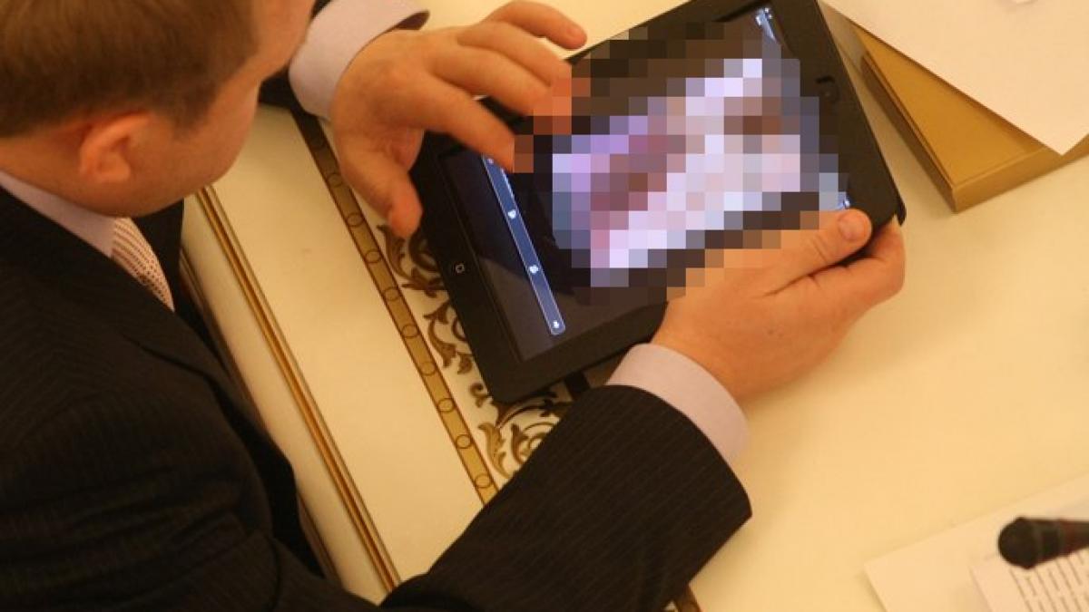 ce fac politicienii in timpul sedintelor parlamentare cand plictiseala e mare noroc cu ipad urile