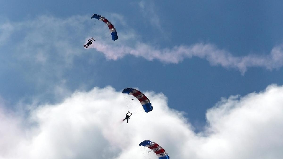 franta un parasutist s a ranit in timpul unui salt la incheierea paradei militare festive