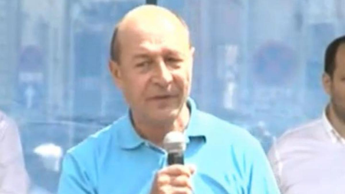 traian basescu a aprins o flacara pe care a numit o flacara democratiei aceasta va fi purtata prin