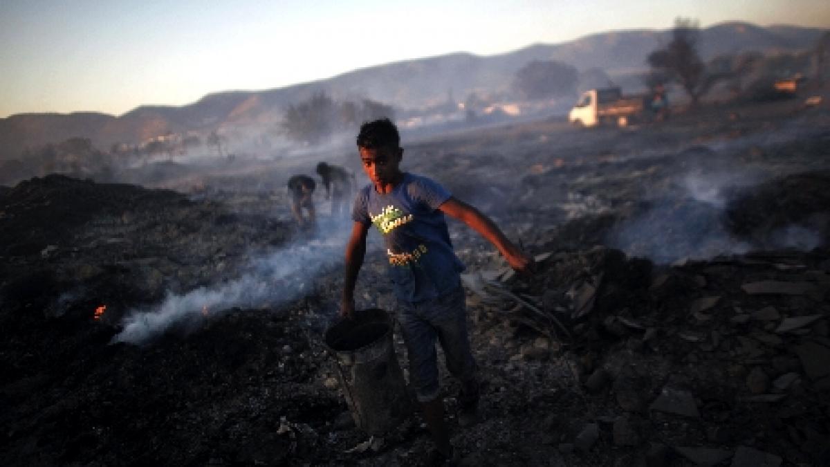 canicula din grecia a declansat mai multe incendii si a lasat fara curent electric cartiere intregi