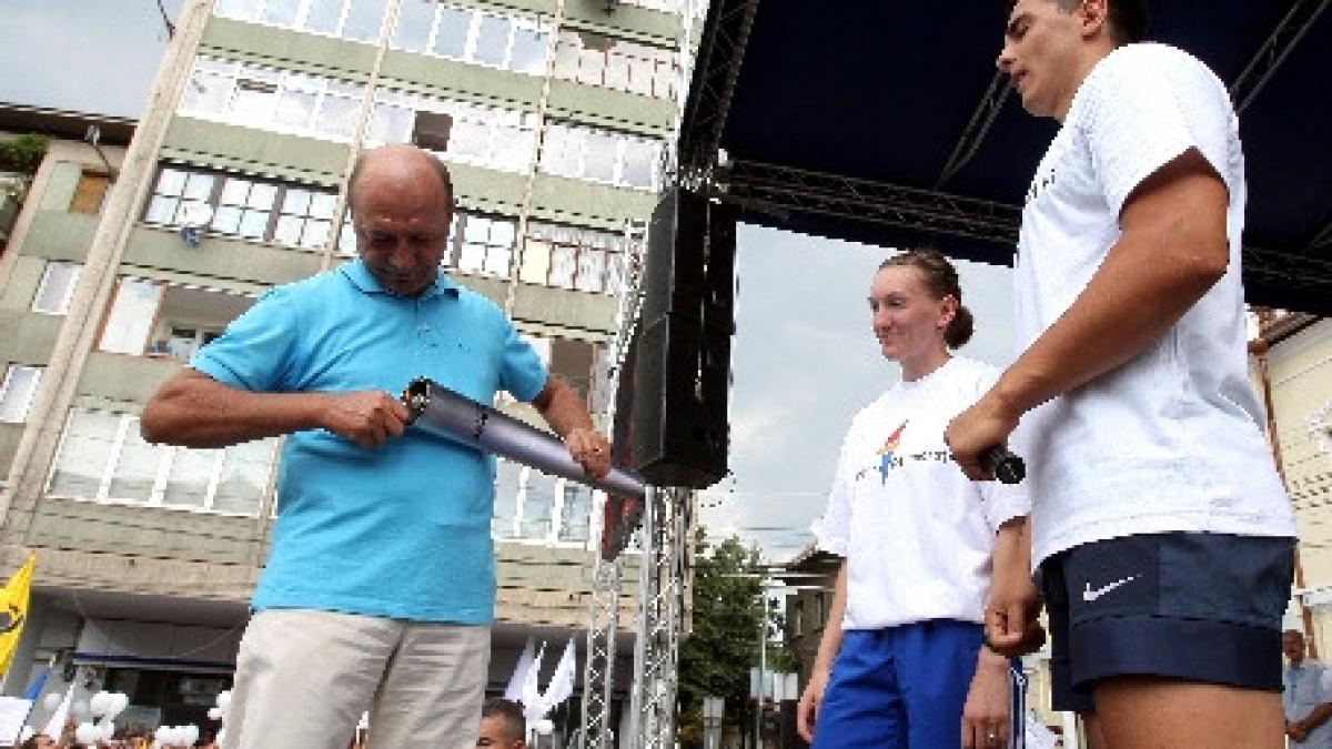 flacara democratiei a lui traian basescu a ajuns la targu mures purtata de patru copii