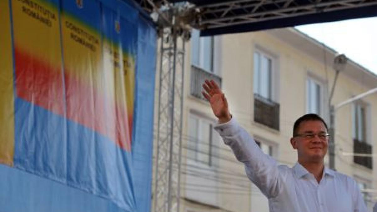 fostul premier ungureanu huiduit in arad mereu tradator mru nu te vrem