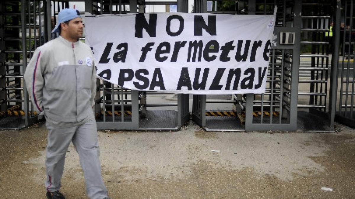 francois hollande critica dur decizia peugeot citroen de a inchide o fabrica din franta