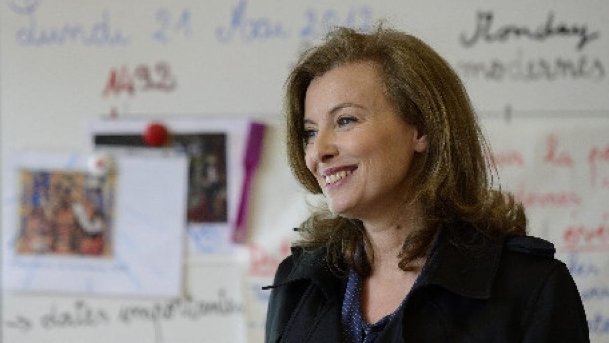 partenera lui hollande promite sa fie mai atenta inainte de a scrie pe twitter