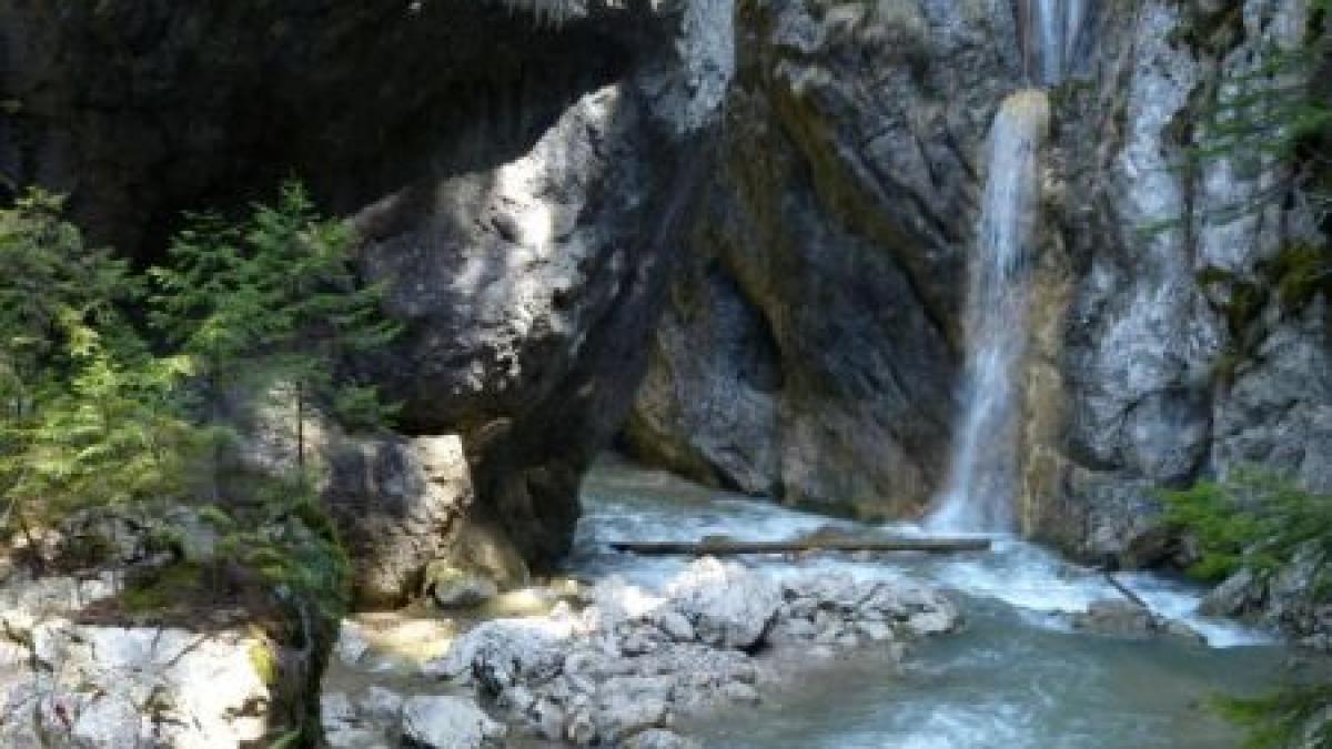 Tragedie în munţii Bucegi. Un copil a murit după ce a căzut într-o cascadă