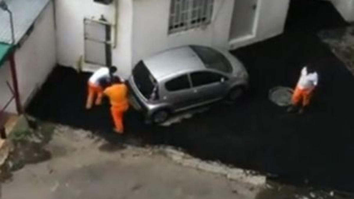 asfaltarea la romani in bataie de joc pe langa masinile parcate