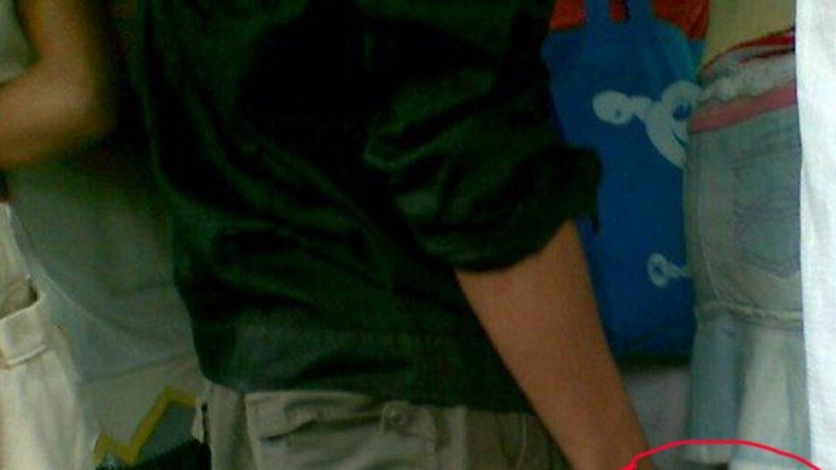 ce face tanarul acesta pe la spatele femeilor din autobuz i a socat chiar si pe barbati e bolnav