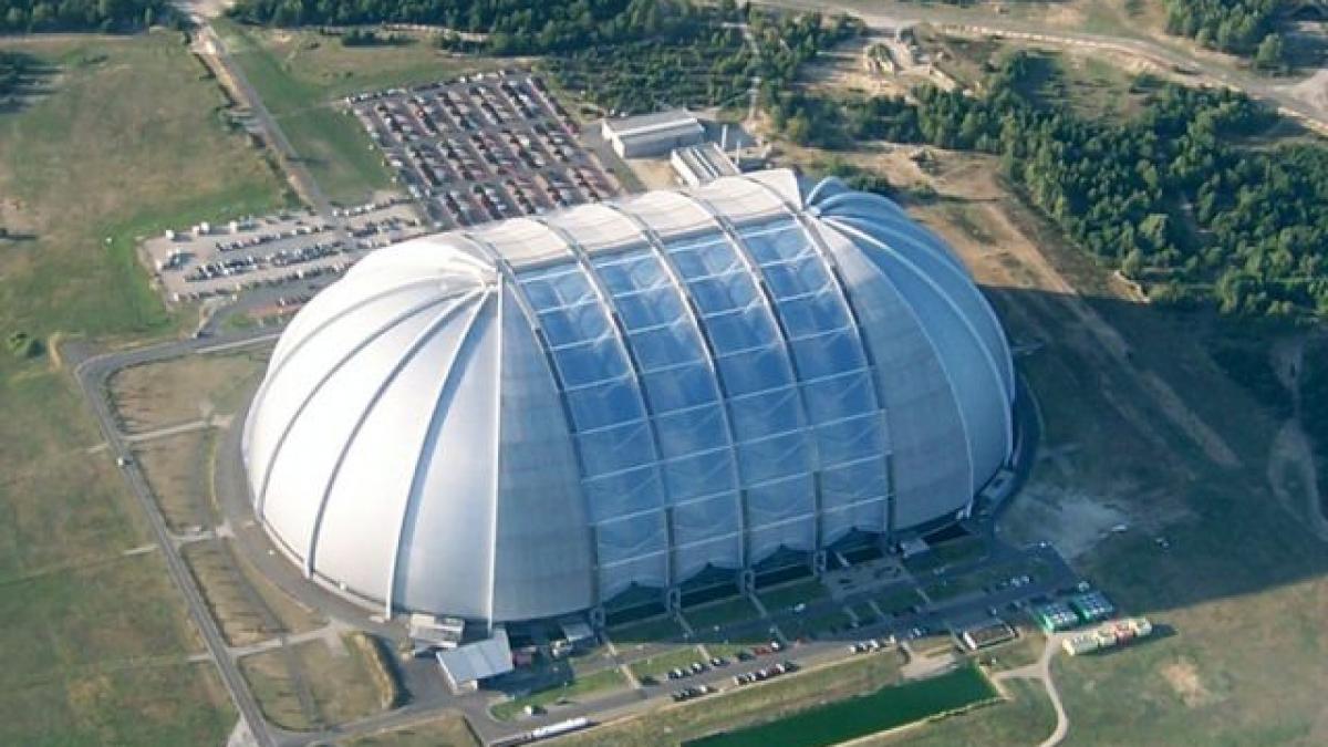 hangarul militar transformat in insula exotica