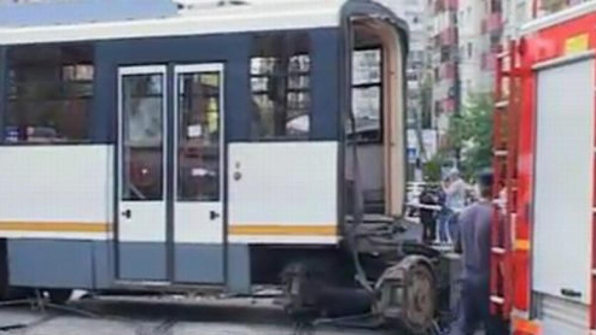 primele imagini cu accidentul din rahova tramvaiele s au ciocnit dupa ce un macaz s a schimbat brusc