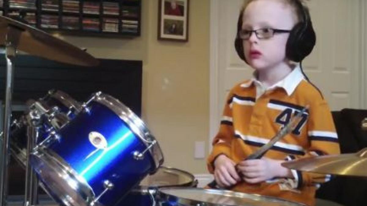 pustiul acesta e mult prea tare vezi ce poate sa faca la numai 7 ani