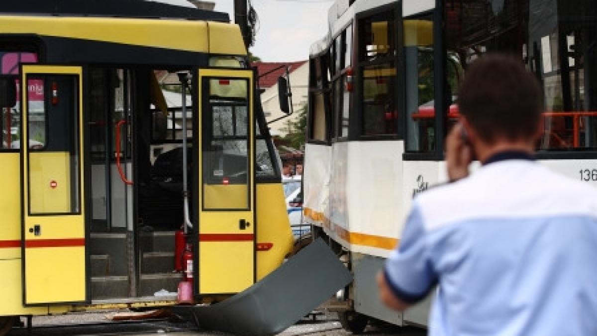 Accidentul RATB a fost provocat de eroare umană. Unul dintre vatmani a dat o comandă greşită