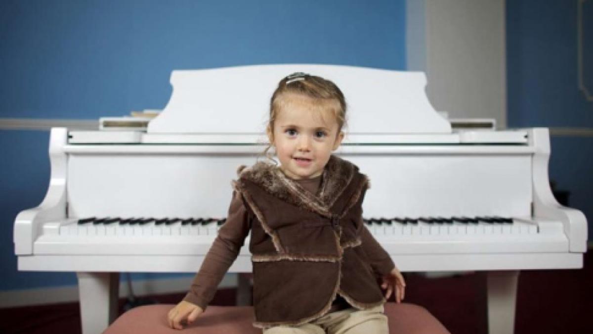 aceasta copila a uluit lumea la numai 2 ani canta la pian dumnezeieste nimeni nu a invatat o