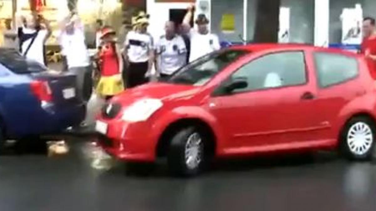 hai ca poti opt suporteri nemti ii fac galerie unei femei cand parcheaza