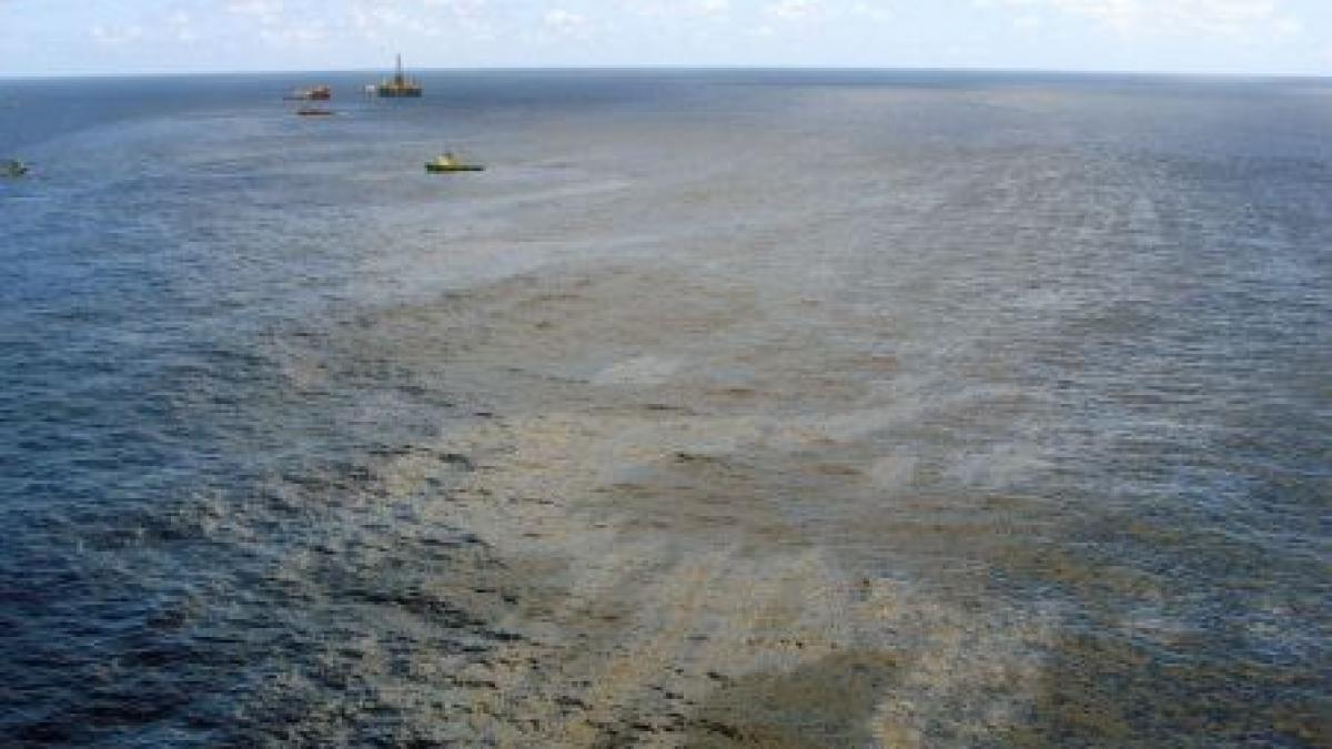 aproape 4 000 de barili de petrol plutesc in deriva in apele atlanticului