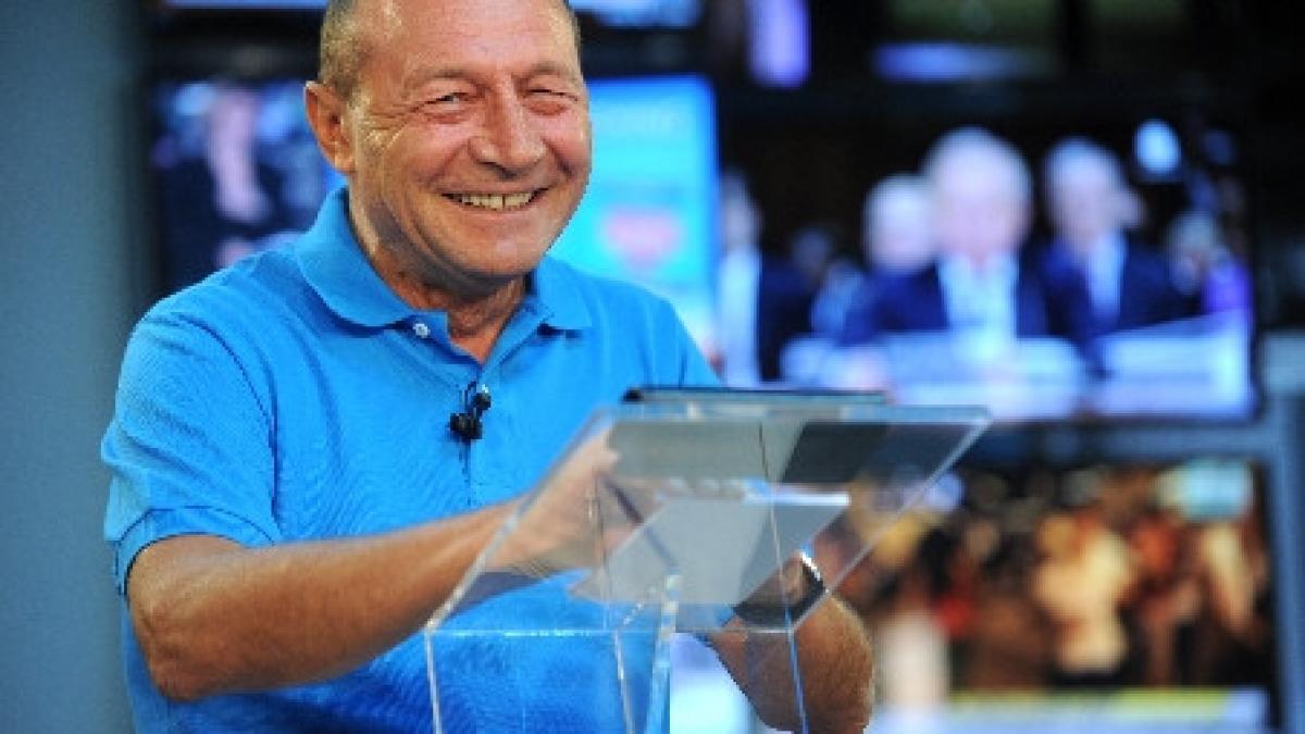 basescu si misterul tricoului albastru de ce il poarta mereu in campanie