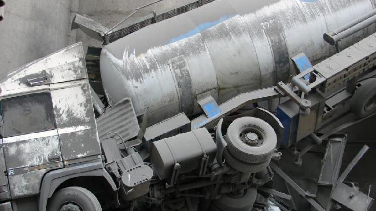 explozie in apropierea rafinariei arpechim doua cisterne cu pacura si doua tir uri au loc foc