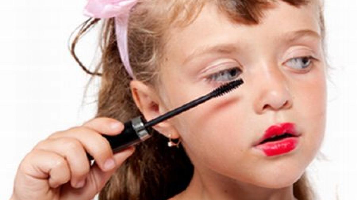 fetitele de 6 ani nu se mai joaca cu papusile ci vor sa fie papusi studiul care a alarmat mamele