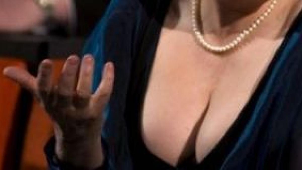 mai ceva ca un curcubeu cea mai puternica femeie a europei intr o ipostaza de care au ras si copiii