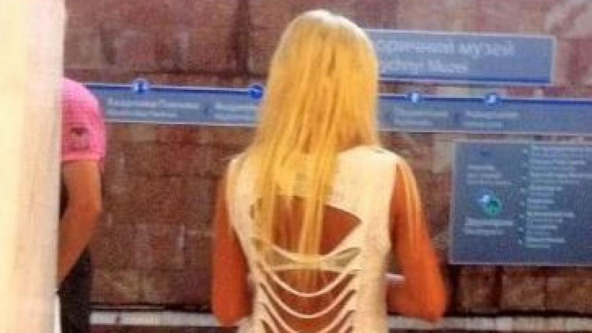 stai s o vezi pe pisi cum s a imbracat toti cei care asteptau metroul s au inchinat si i au facut