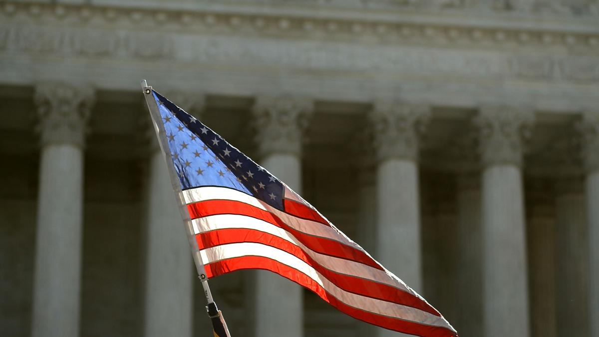 drapelul american coborat in berna ca omagiu adus victimelor din colorado