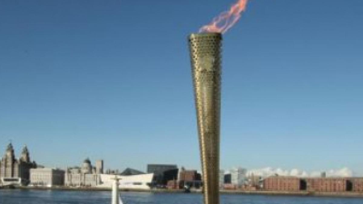 nadia comaneci zeita de la montreal a purtat torta olimpica pe north greenwich arena