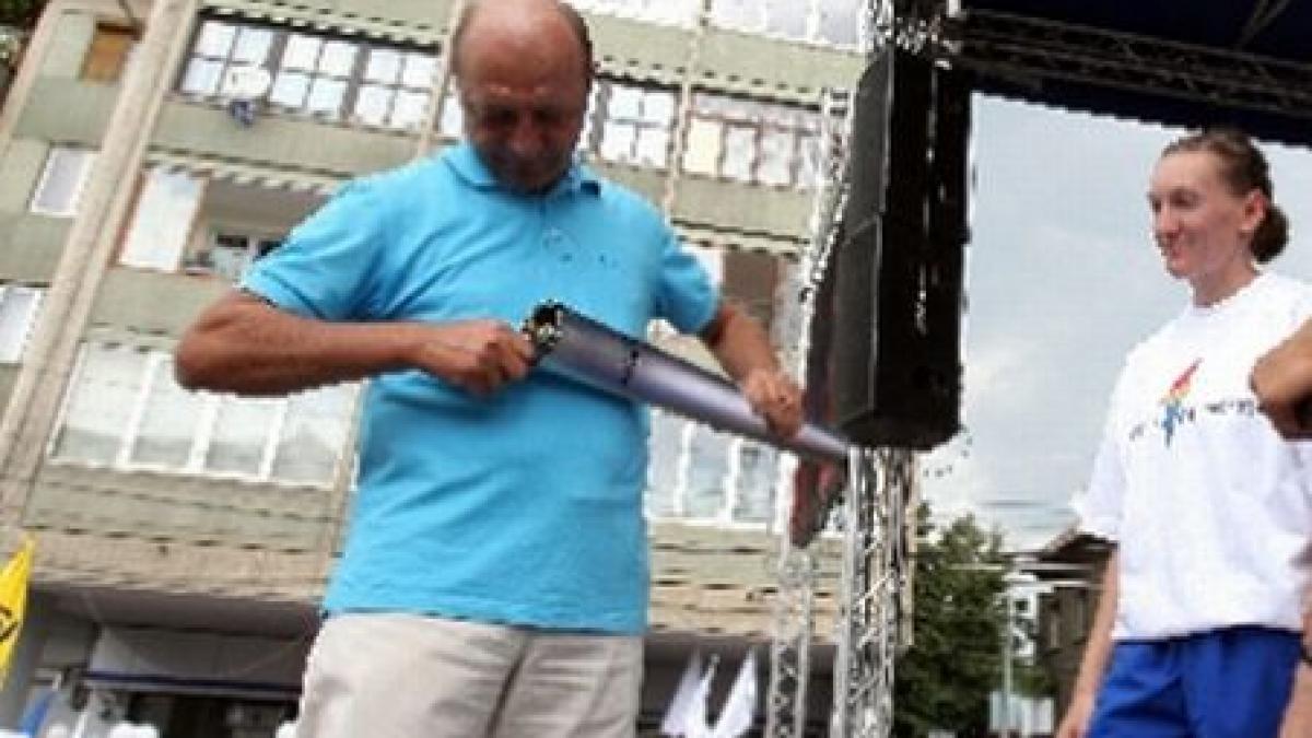 flacara democratiei a lui basescu a intrat la apa a fost aruncata in dunare la orsova