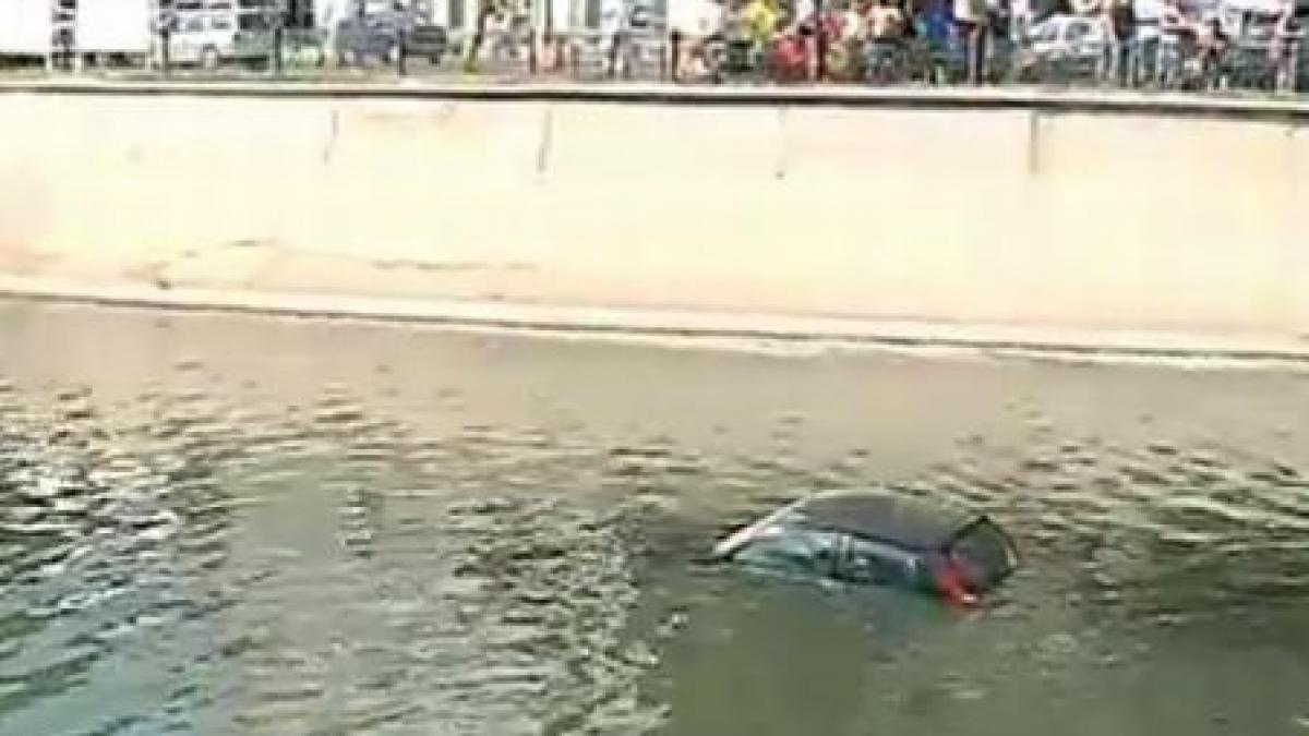 a pierdut controlul volanului si a plonjat cu masina direct in dambovita