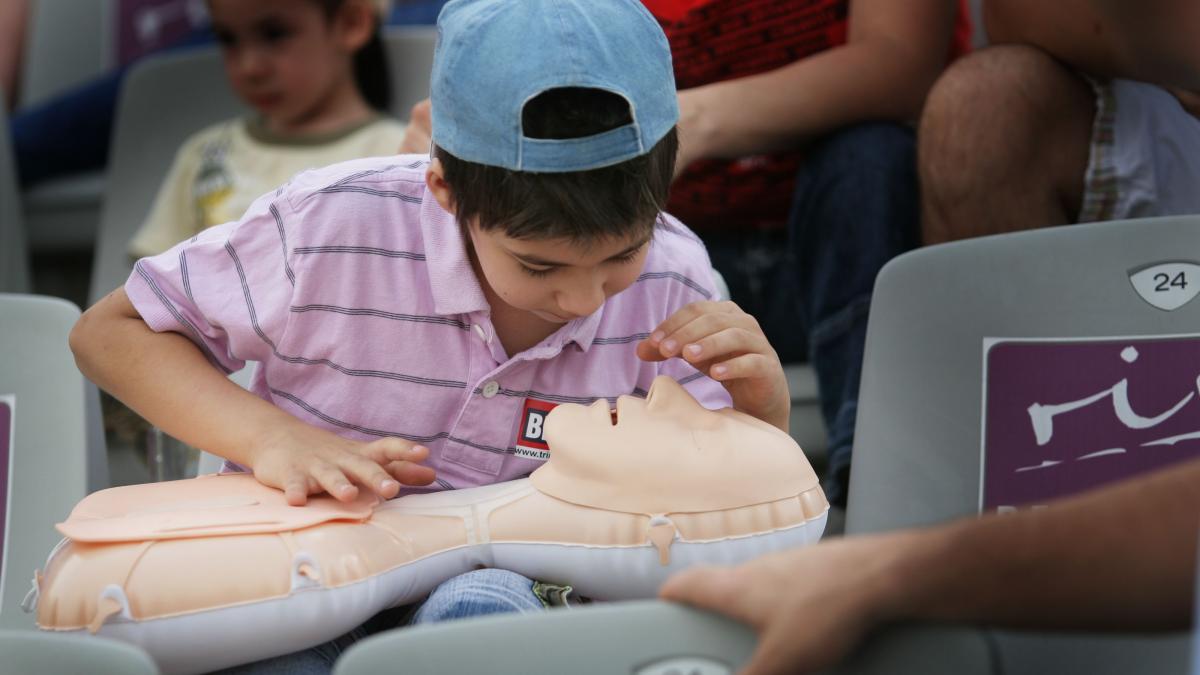atacul din colorado o tragedie imaginati va un copil de 13 ani incercand sa salveze o victima de 6
