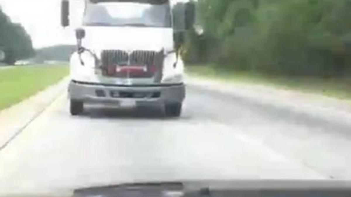 cea mai proasta gluma facuta la volan vezi cum si a speriat un sofer sotia