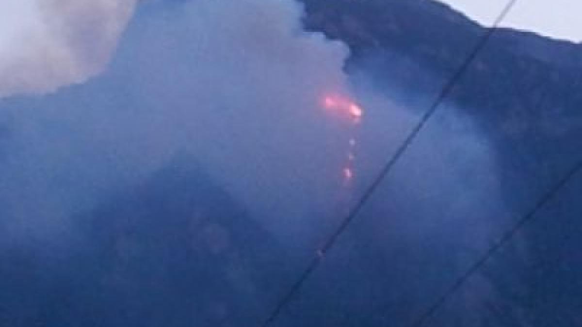 dezastru natural de proportii in muntii bucegi incendiul stins de elicopterele mai