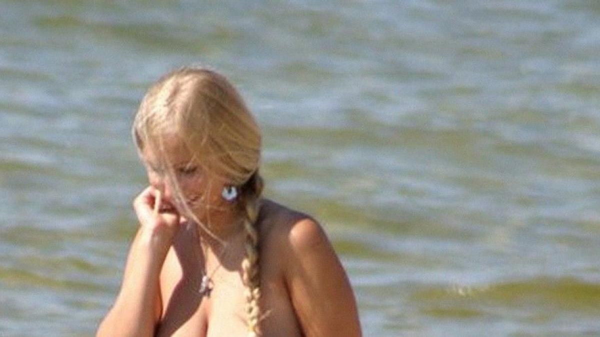 imaginea de pe plaja care a reinviat topless ul barbatii nu s au mai putut uita la nimic altceva