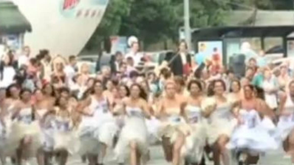 si au tinut bine poalele si au rupt o la fuga aceste mirese au alergat pentru o nunta de vis in