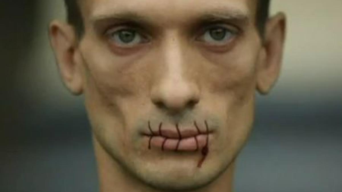 artistul rus care a socat lumea si a cusut gura in semn de protest