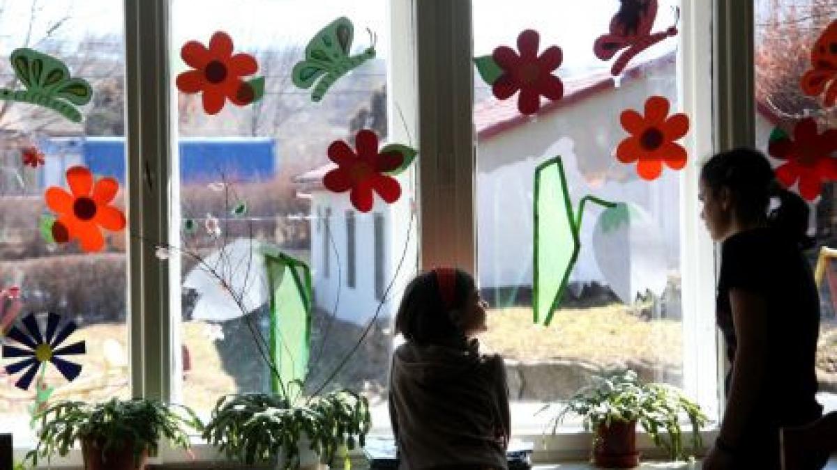 cei opt copii ai caror parinti sunt arestati pentru relatii sexuale pe strada dusi la un centru de