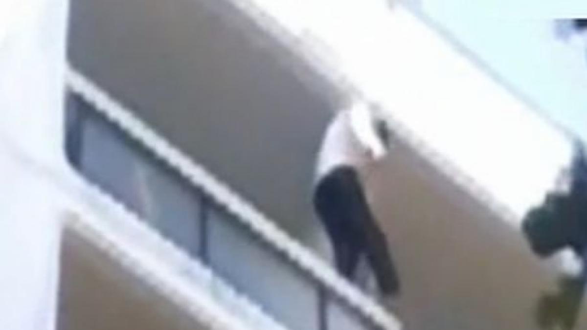 faceti cunostinta cu omul paianjen al romaniei vezi cum se catara pe balustrade la etajul cinci al